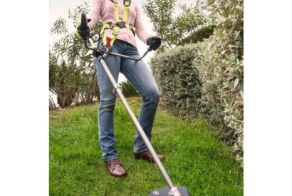 Bien débroussailler son jardin en sécurité